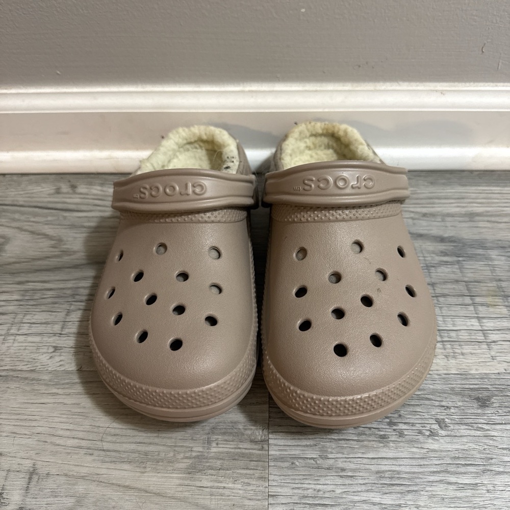 Crocs Fleece Lined Mules/Clogs Women’s Size 7/ Men’s Size 5.